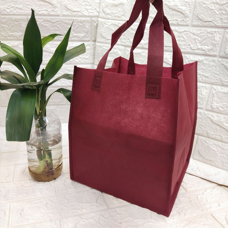 

Goodie bag Spunbond BOX JAHIT UK 24.5 x 25.5 x 28 cm isi 12pc