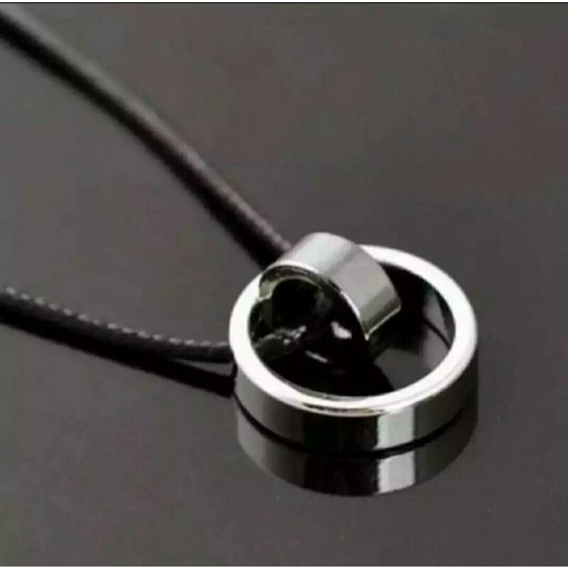 KALUNG TALI HITAM LIONTIN /BANDUL CINCIN TITANIUM CEWEK DAN COWOK KEREN UNIK TERBARU