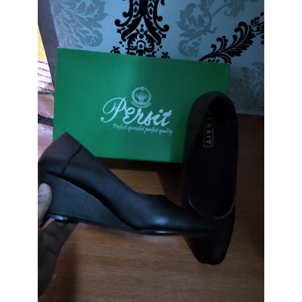 Sepatu wedges kulit merek PERSIT