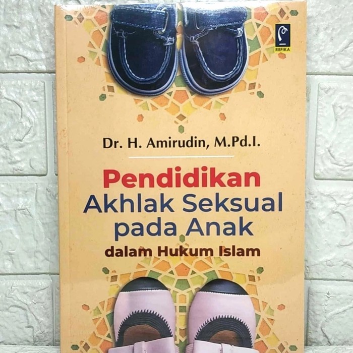 Buku Pendidikan Akhlak Seksual pada Anak dalam Hukum Islam   Dr. H. Amirudin M.Pd.I.   REFIKA ADITAM