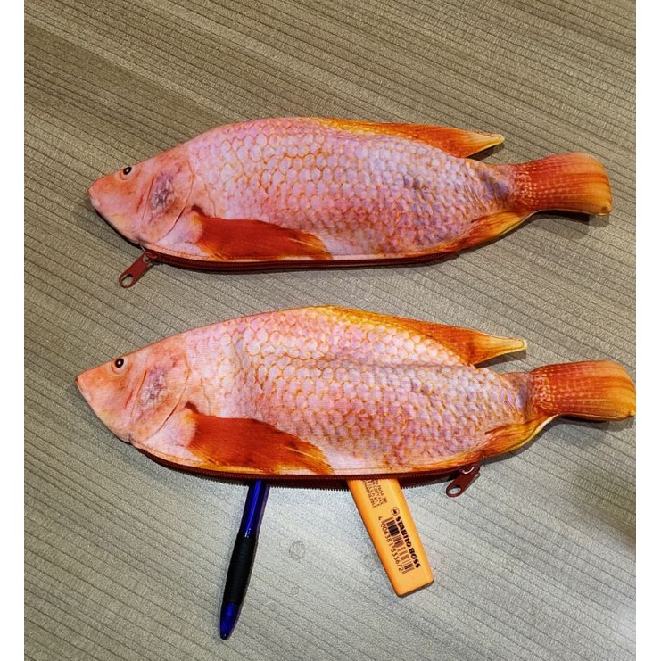 

Pouch Tempat Pensil Bentuk Karakter Ikan Nila Orange