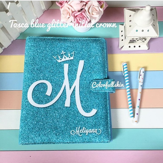 

Binder glitter initial crown (bahan kulit printing)