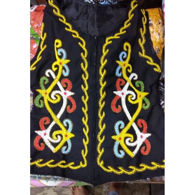 Baju adat dayak manic wanita