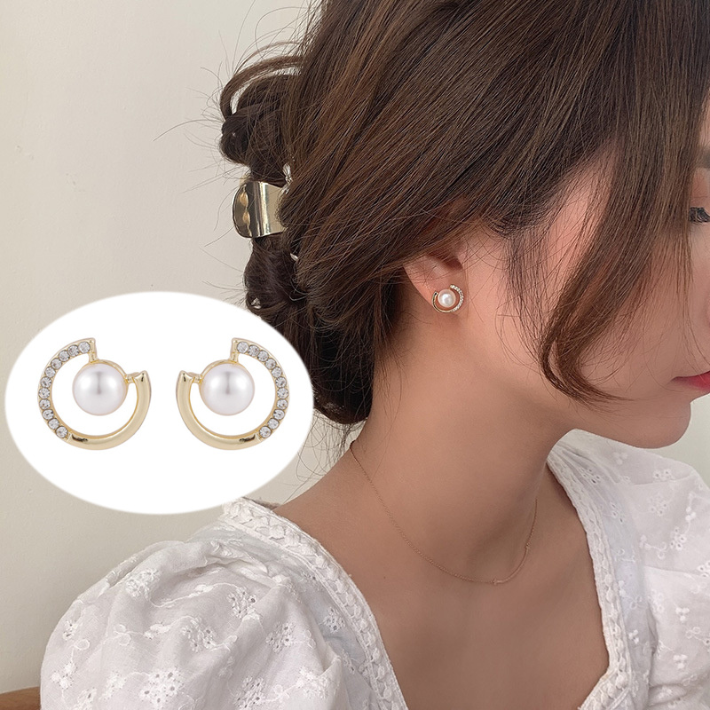 Anting Stud Mutiara Berlian Imitasi Bentuk Bulat Bahan Alloy Warna Emas Untuk Wanita