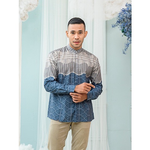 Morgan Shirt in Cloud Grey - Wearing Klamby