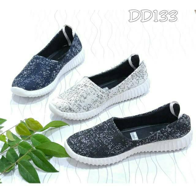 Borneo Sepatu Wanita Slip On Keren Bahan Kanvas Tebal Sol Karet DD133 by Xavyera