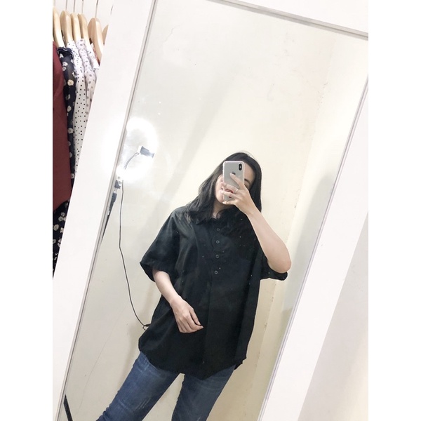 Kemeja hitam kancing