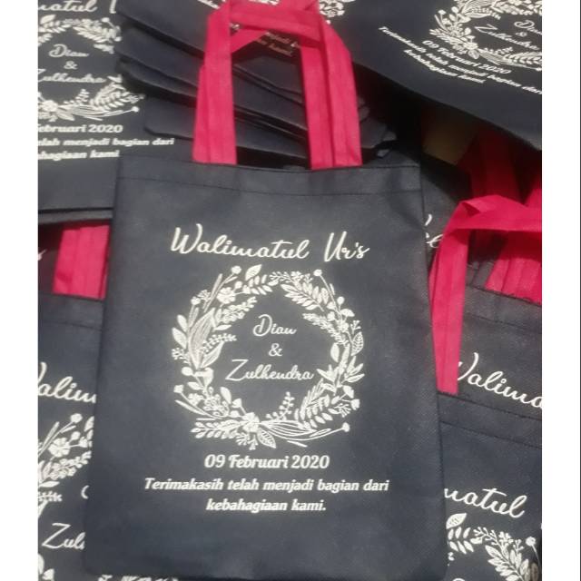 

Ukuran 20x25cm GRATIS SABLON tas wedding/tas souvenir/tas nikah/tas kain/tas spunbond/souvenir murah