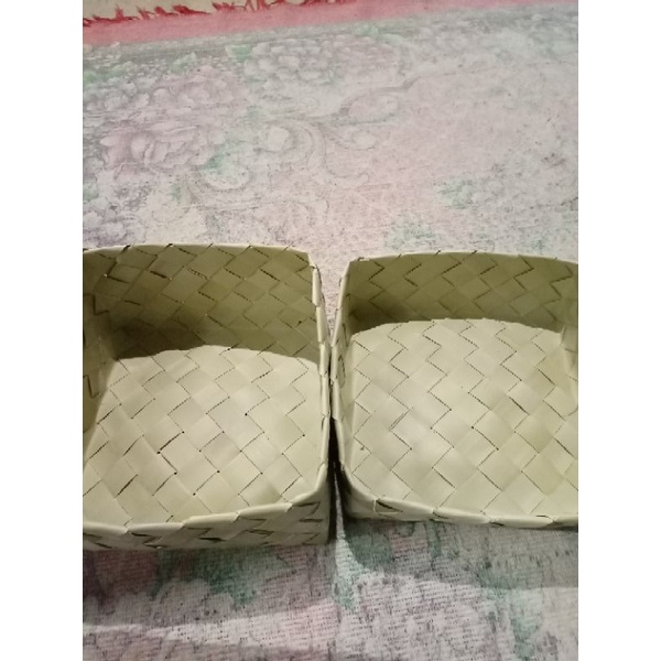 

BESEK DAUN SIWALAN 25x25x10 cm (LONTAR) Sepasang untuk WADAH MAKANAN