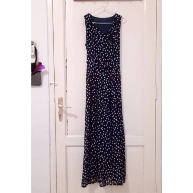 Dress panjang tanpa lengan motif kupu putih kecil