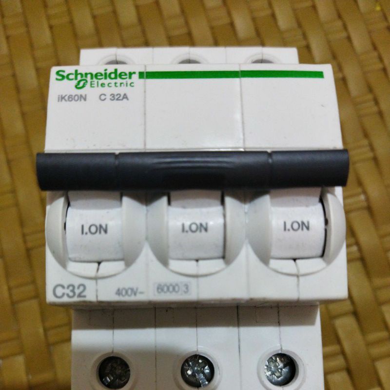 schneider mcb ik60N c32