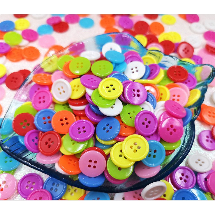 50 Pcs Kancing Bulat 4 Lubang Bahan Akrilik Warna Campur Ukuran 15MM / 20MM Untuk Kerajinan Jahit Scrapbook Handmade DIY