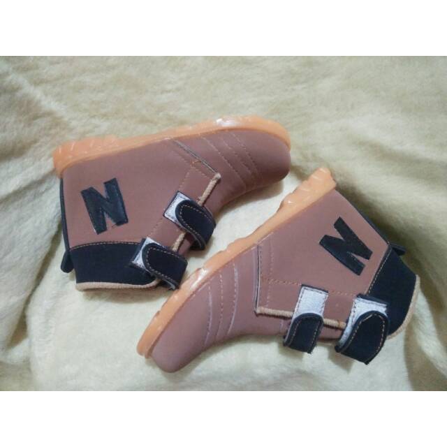 Sepatu boots anak laki laki