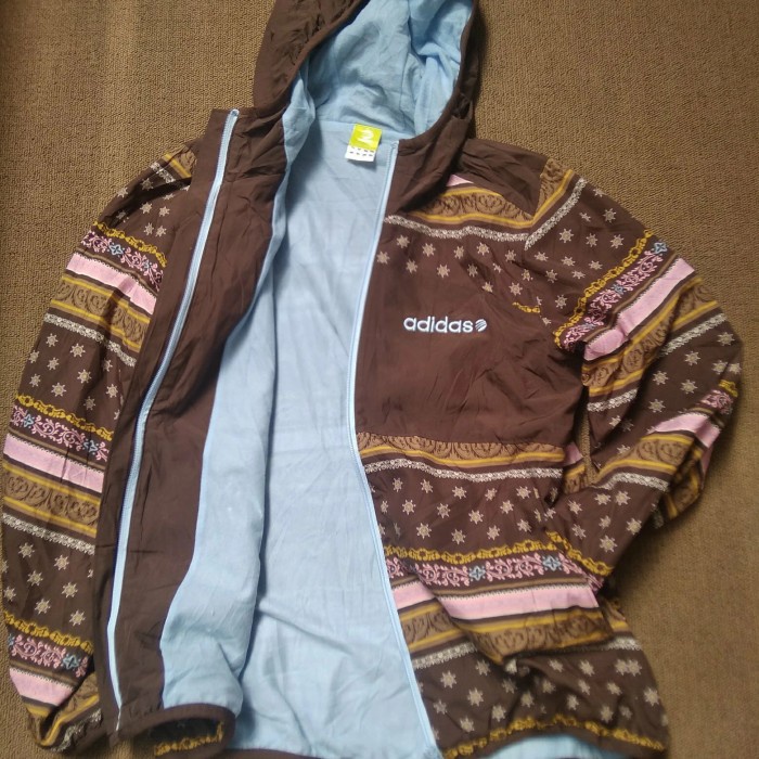 jaket olahraga wanita adidas motif