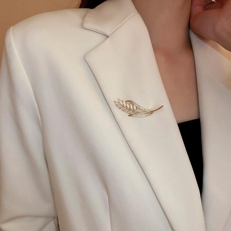 Bros Bentuk Daun Warna Emas Aksen Berlian Imitasi Gaya Vintage Untuk Aksesoris Pakaian