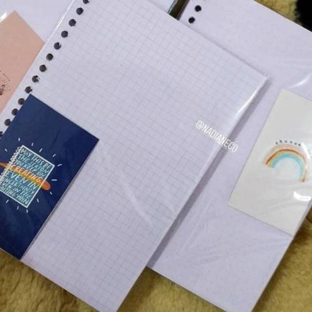 

Kertas File/Binder berwarna motif grid dan dot