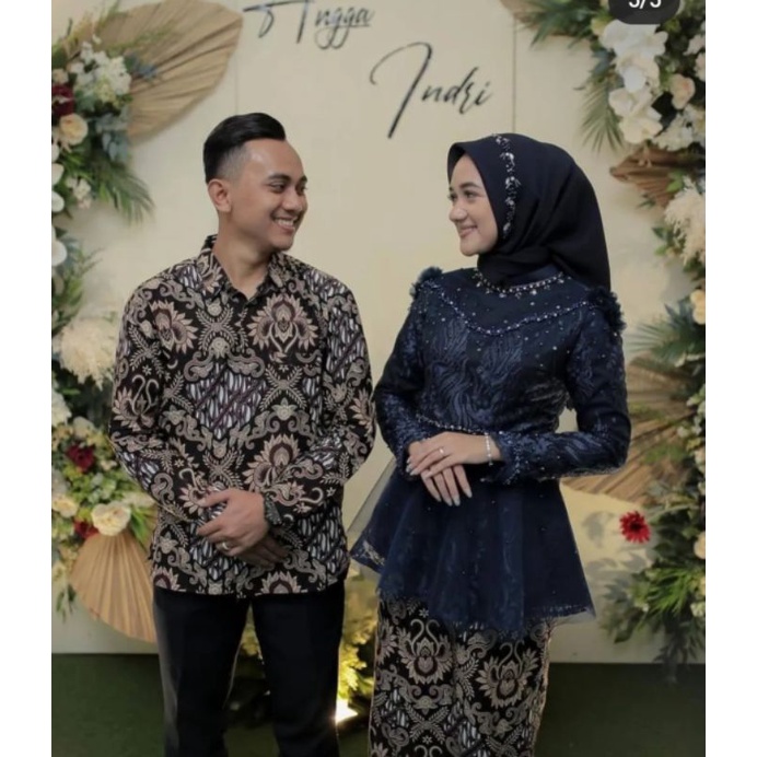 couple kebaya. kebaya lamaran.
