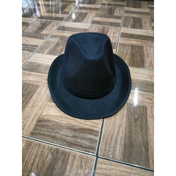 topi laken bludru kaku