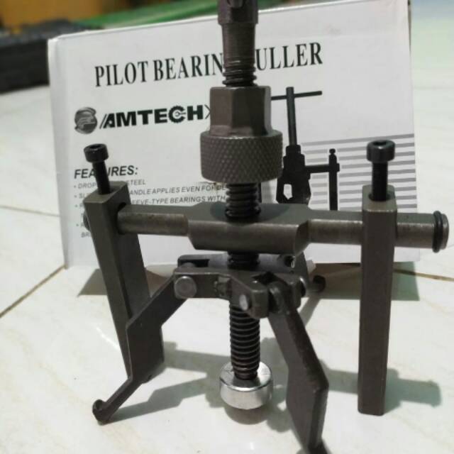 Pilot bearing puller
