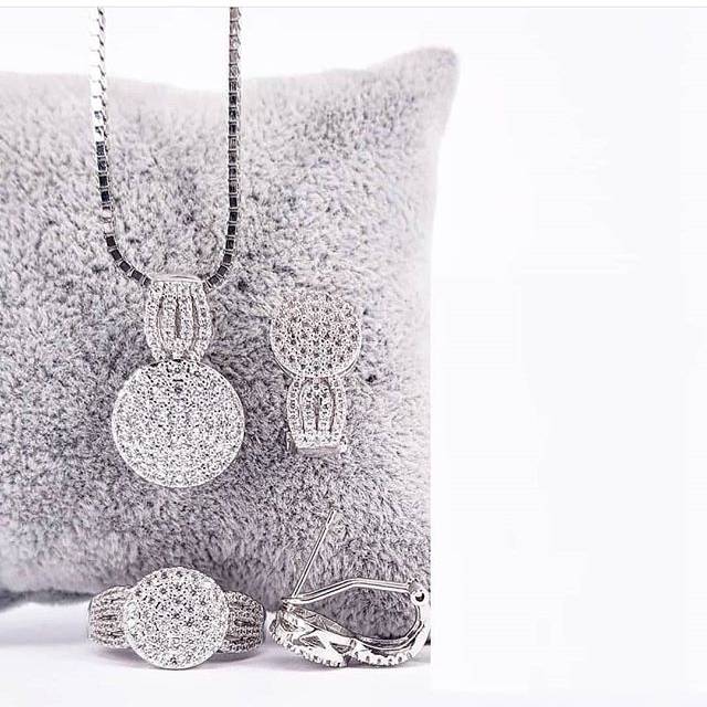 Set Perhiasan replika Berlian