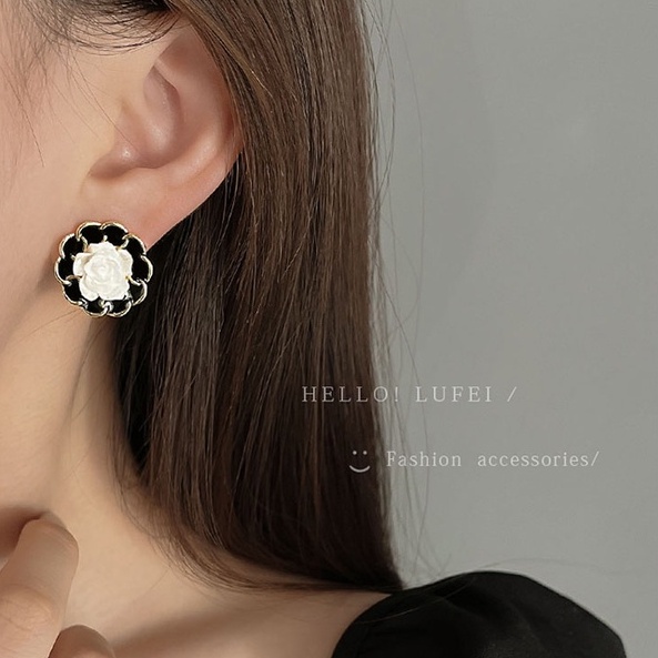 Anting Stud Bahan Logam Aksen Mutiara Dan Batu Permata Gaya Korea Untuk Wanita