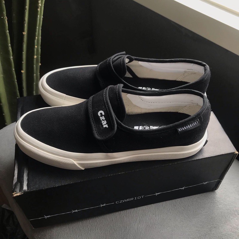 Sepatu Czar Riot