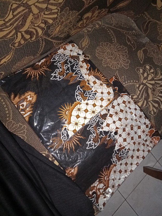 Batik Couple Keluarga Sania Ruffle Ori Ndoro Jowi Motif Wayang Putih