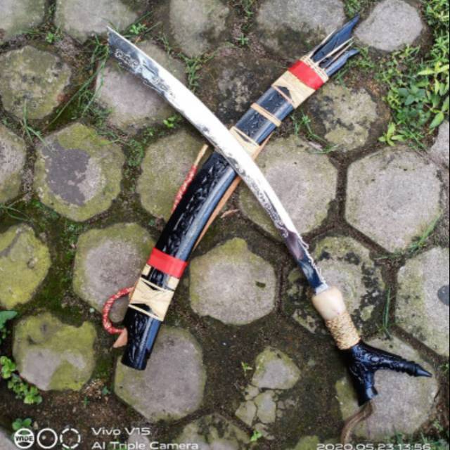 Mandau khas Dayak. Baja putih