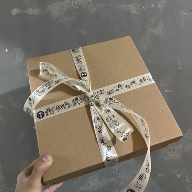 

HEEYYBOX | Corrugated Box Model Tutup Pisah + Silk Ribbon / Kotak Kado Bahan Corrugated Model Tutup Pisah + Pita Warna Silk.