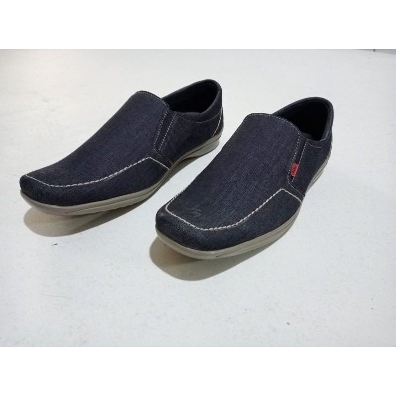 sepatu pria formal/casual.sepatu pantopel/sepatu santai pria canvas levis