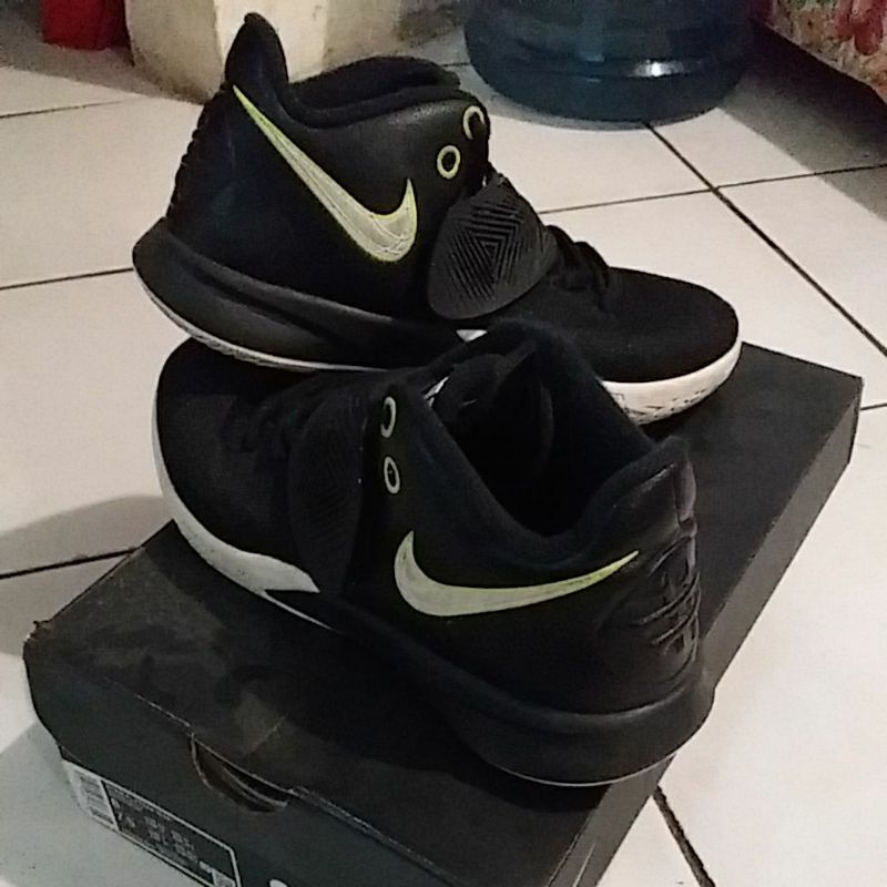 sepatu basket nike kyrie flaytrap III prelov/second size 38.5 hitam