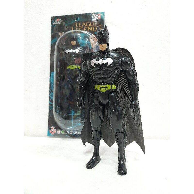 Robot action figure Batman nyala