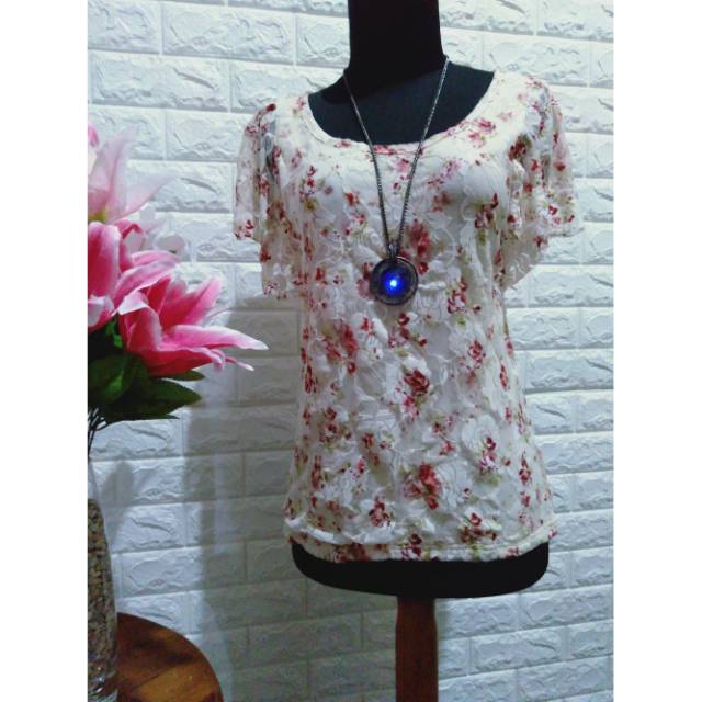 Preloved Kaos cantik motif bunga-bunga