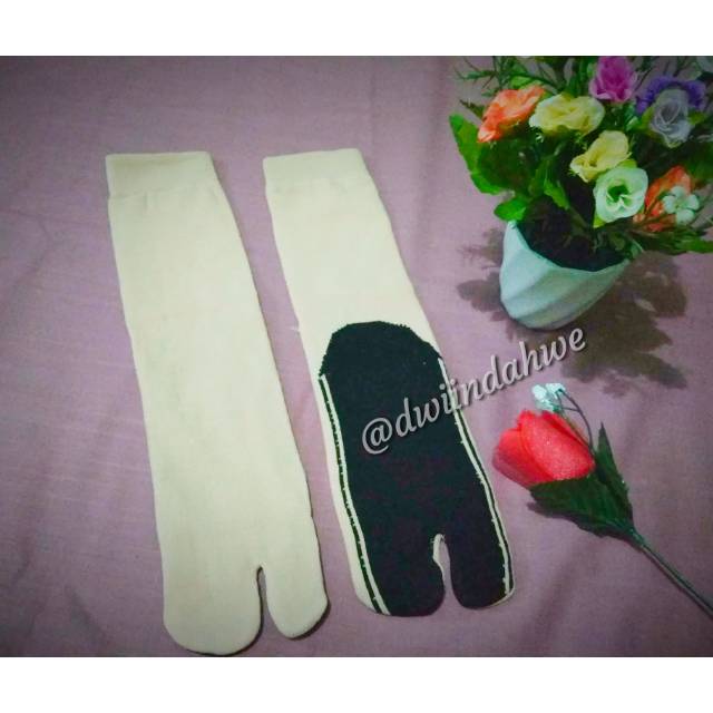 kaos kaki jempol polos  tapak hitam