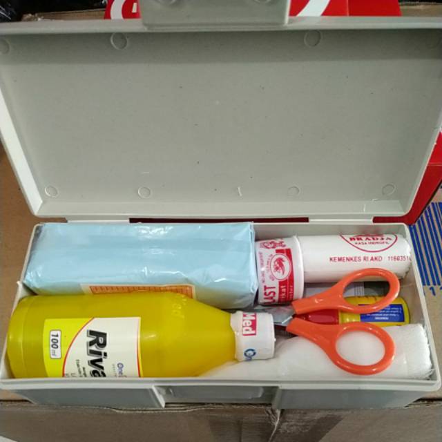 VETA Kotak p3k mobil / kotak p3k / first aid kit / p3k mobil / kotak p3k