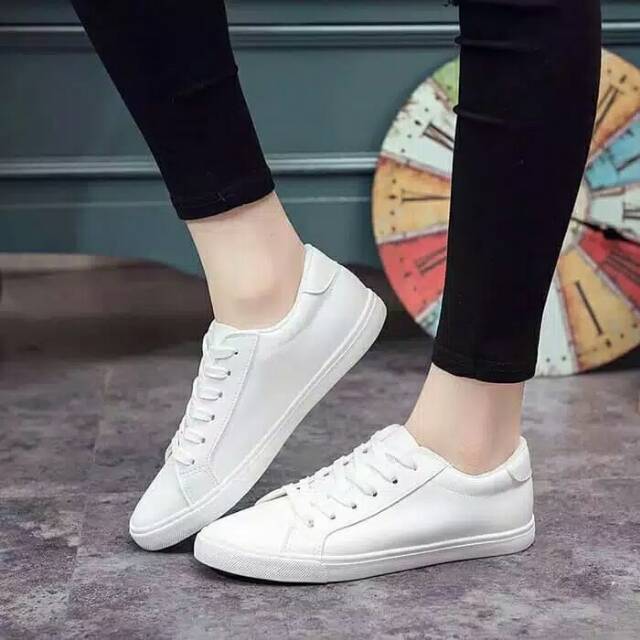 Sepatu wanita putih polos