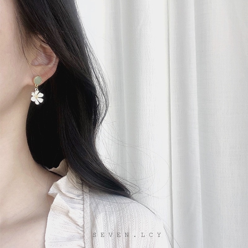 Anting Tusuk Motif Bunga Kecil Ala Korea Untuk Wanita