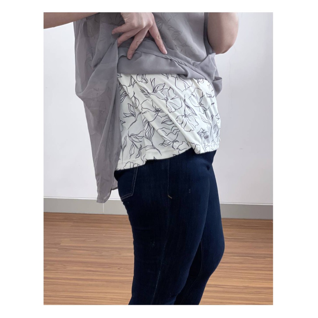 Uniqlo grey layered flowy floral blouse