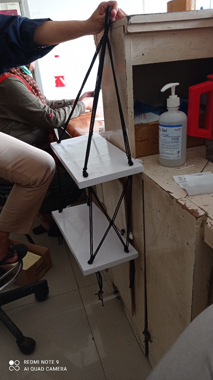 Rak Dinding Gantung Pot Tanaman 2 Susun Putih Tali Hitam Minimalis