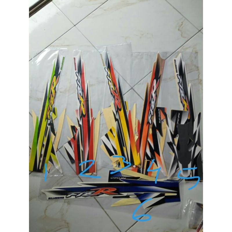 striping Yamaha F1ZR milenium.