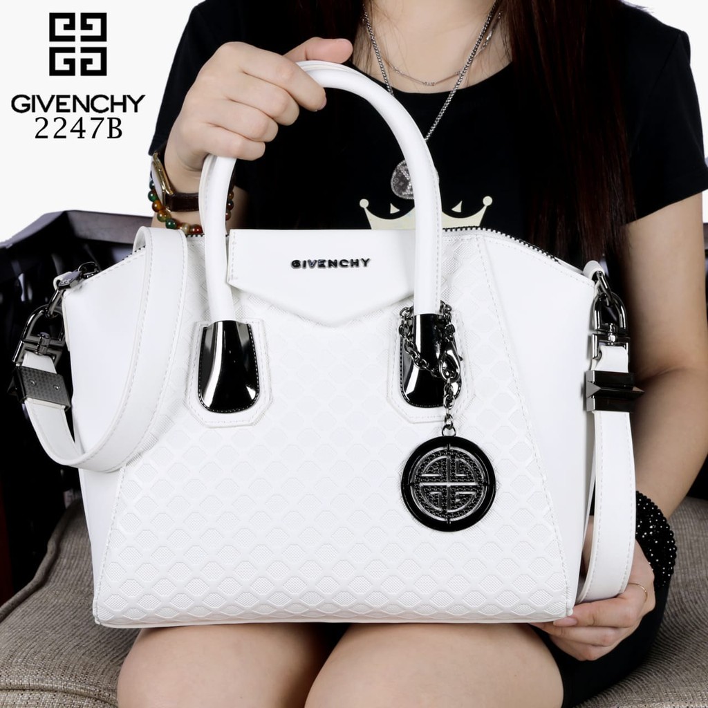 Givenchy's Black antigona Grained Hardware 2247B CE