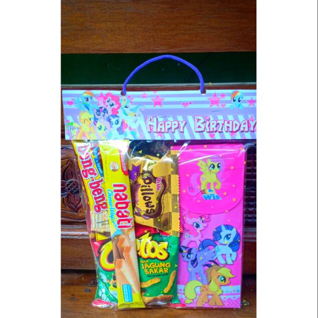 

Paket Snack Ulang Tahun Plus Souvenir Kotak Pensil Karakter Dan Label Snack / Handtag