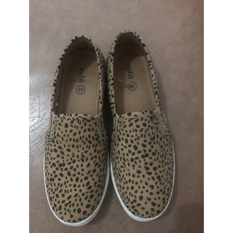 sepatu leopard rubi