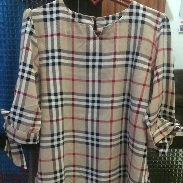 Satu set atasan burberry dan rok plisket