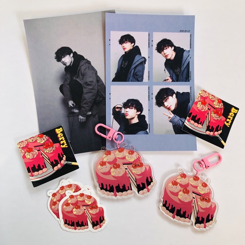 THE BOYZ TheB Cake &amp; Sunwoo Berry Cake Keyring - kulkit.id