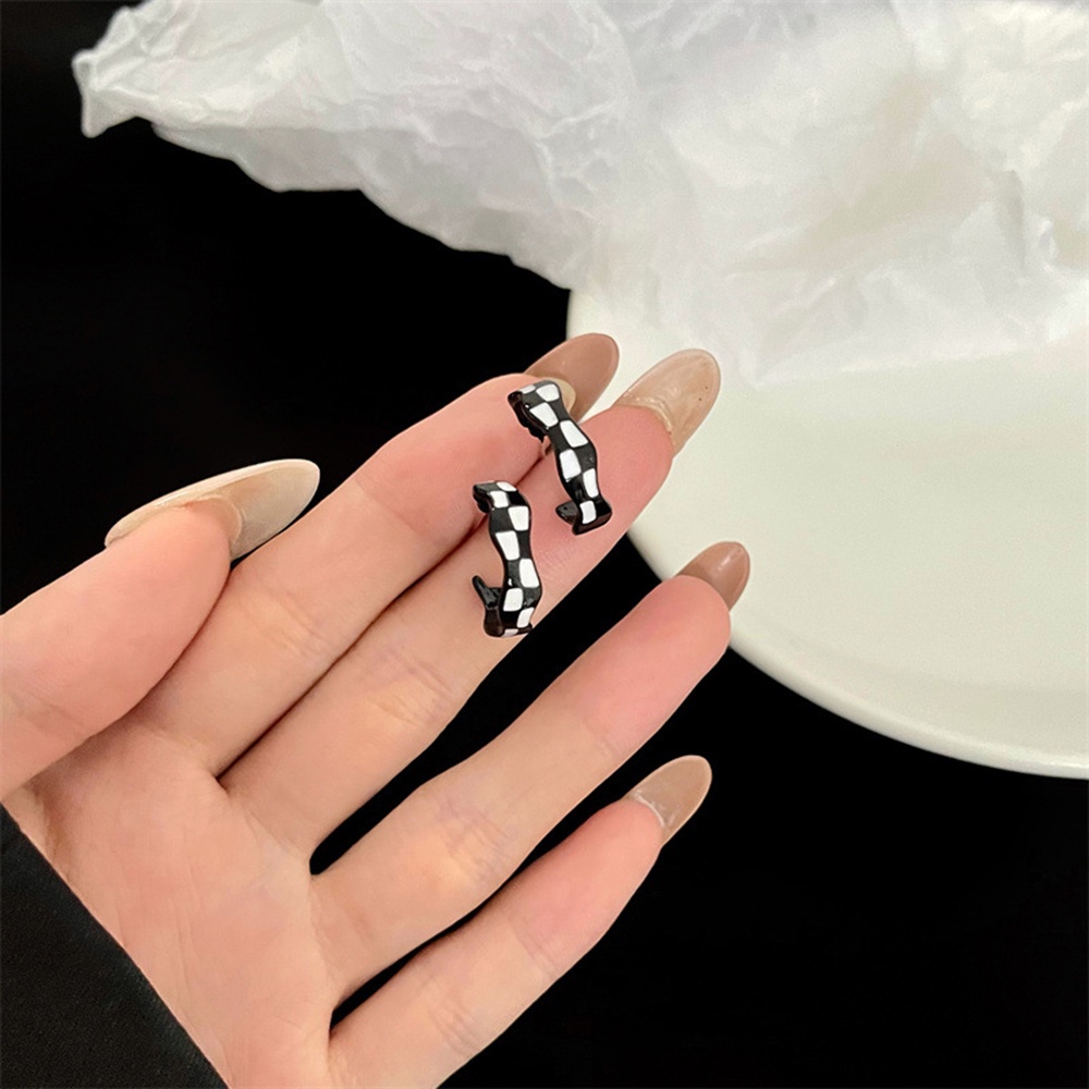 Anting Stud Bentuk c Motif Kotak-Kotak Hitam Putih Gaya retro Untuk Wanita