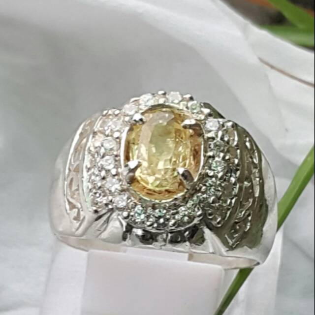 Natural yellow sapphire Srilanka