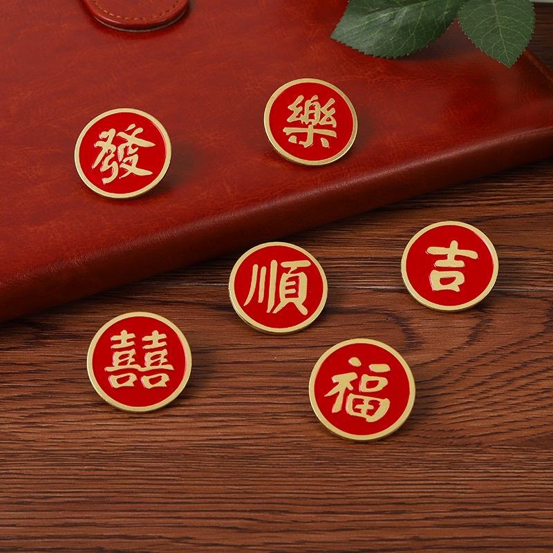 Bros Pin Desain Karakter Keberuntungan China Bahan Metal Warna Merah Untuk Hadiah Teman