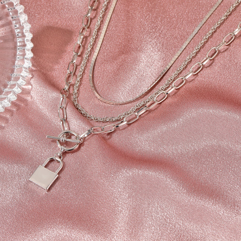 Kalung Liontin Kunci Multi-layer Eropa Dan Amerika Rantai Klavikula Rantai Logam 3 Lapis Antik Aksesoris Fashion Kepribadian Yang Berlebihan
