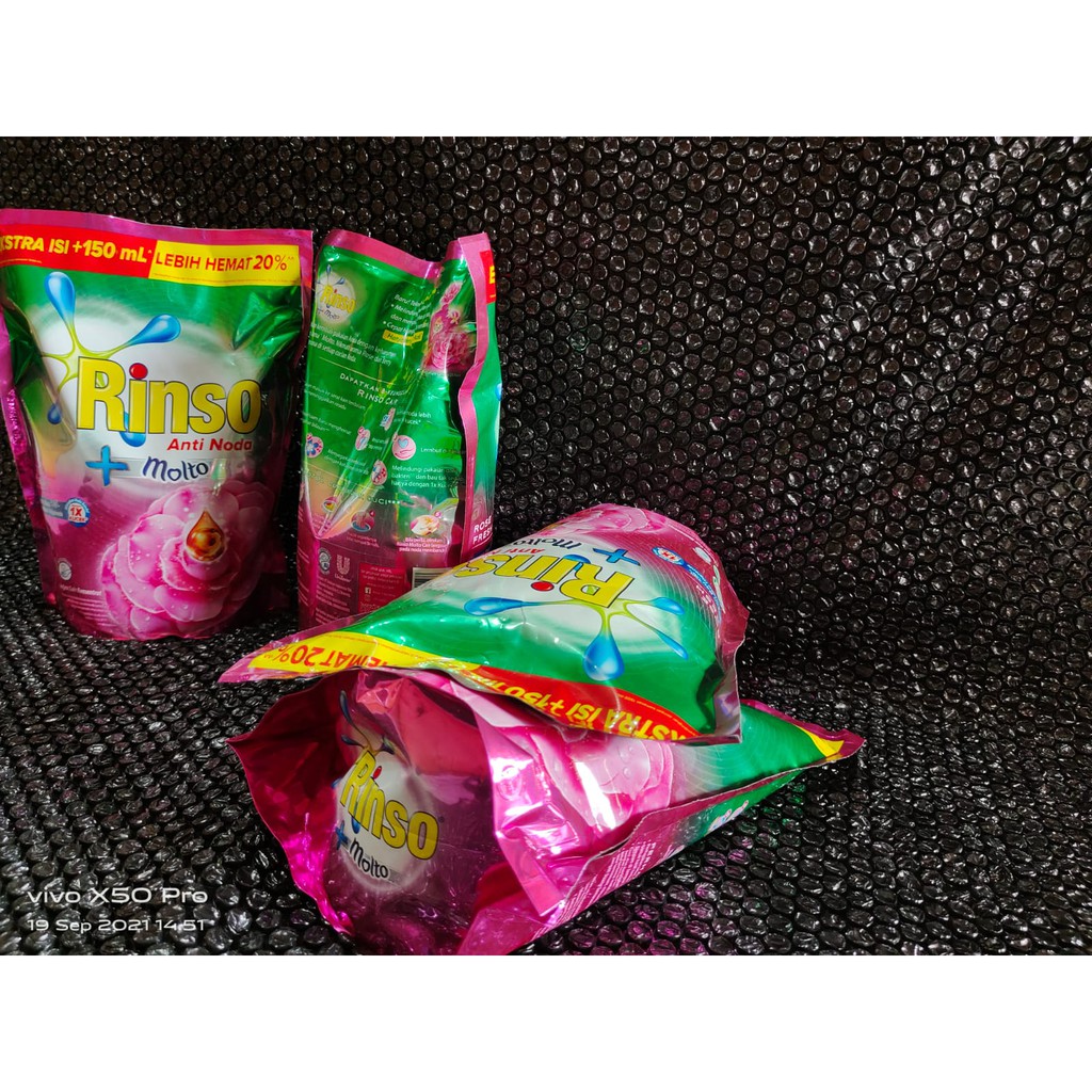 RINSO Molto Rose Fresh Deterjen Cair 1.65L - perawatan pakaian - pewangi pakaian - pelembut pakaian 
